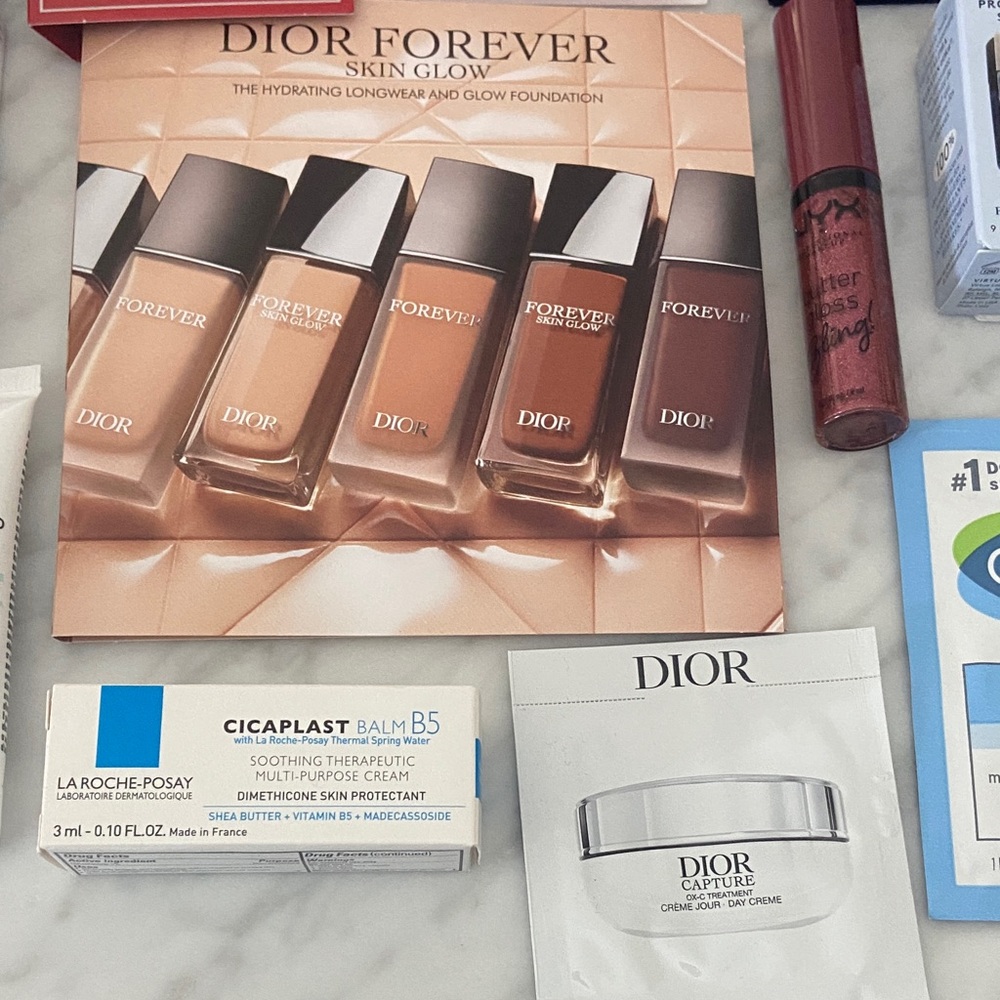 Assorted Beauty and Fragrance Sample Set - Picture 3 of 10